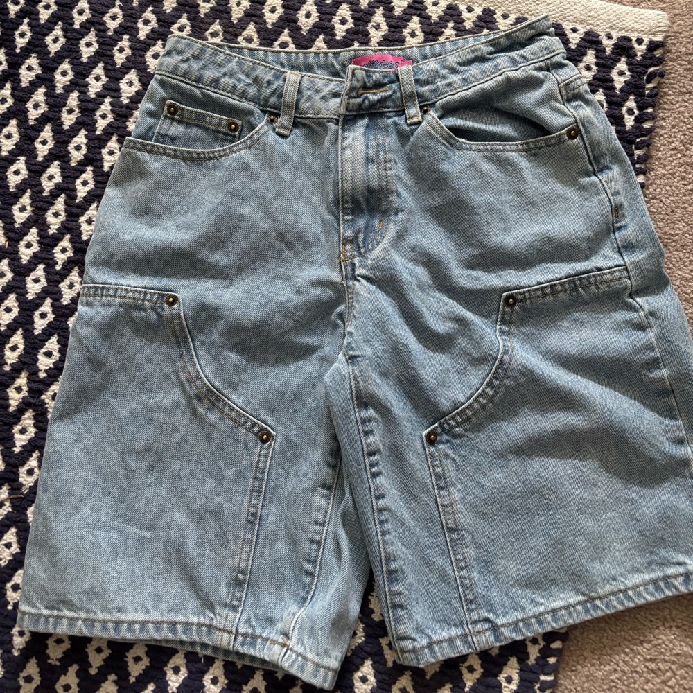 edikted light wash denim jorts